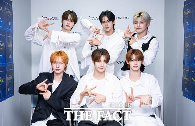 <더팩트>가 주최하고 팬앤스타와 더스퀘어이엔엠이 주관하는 '2025 TMA'에서 올해의 아티스트를 품에 안은 투어스가 인터뷰에 앞서 포즈를 취하고 있다. /박헌우 기자