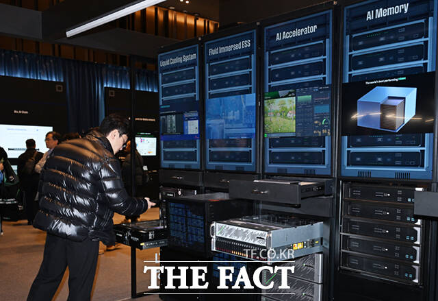 3일 서울 강남구 코엑스에서 SK AI 서밋 2025(SK AI Summit 2025)이 열린 가운데, 전시장에 SK텔레콤과 과학기술정보통신부가 구축한 국내 최대 AI 컴퓨팅 클러스터 해인(海印, Haein)이 진열돼 있다.