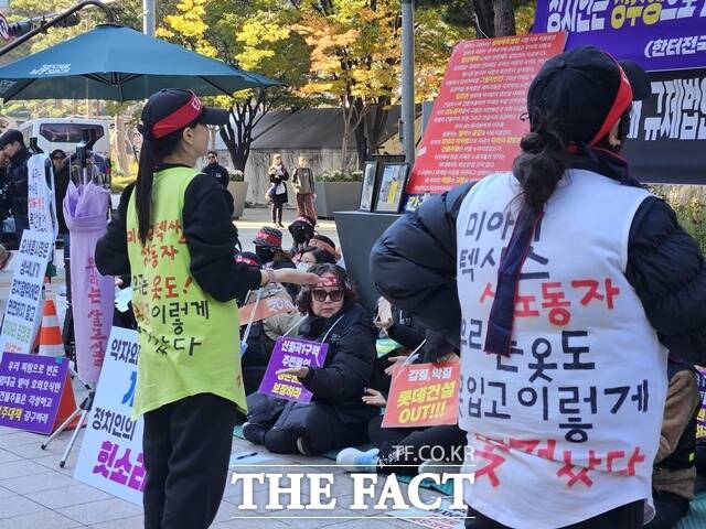 서울의 마지막 집창촌 이른바 미아리 텍사스촌이 포함된 신월곡1구역 재개발이 본격화되는 가운데 미아리에서 일하던 여성들이 오세훈 서울시장을 향해 재개발보다 미아리 집창촌 성노동자 이주 대책을 먼저 강구하라고 촉구했다. /이다빈 기자