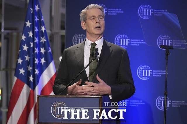 2일(현지시간) 베선트 장관이 폭스 뉴스 선데이와의 인터뷰에서 중국이 희토류 수출 통제를 계속하면 도널드 트럼프 미국 대통령이 다시 관세 인상을 위협할 수 있다고 경고했다. /AP.뉴시스