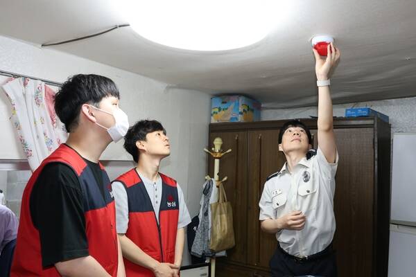 농심이 오는 11월 9일 소방의 날을 맞아 취약계층 중심 화재경보기 1만 개 설치를 완료했다. /농심