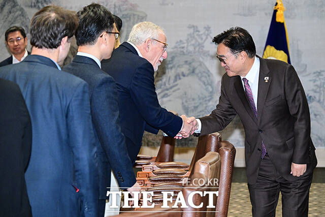 우원식 국회의장(오른쪽)이 3일 오전 서울 여의도 국회에서 2025 힌츠페터국제보도상 수상자 조나단 쉐어 CNN 기자(가운데)와 악수하고 있다. /국회=남윤호 기자