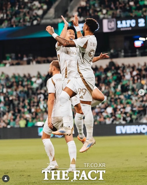 LAFC의 흥부 듀오 손흥민(왼쪽과 부앙가가 3일 오스틴과 2025 MLS 플레이오프 1라운드 2차전 원정경기에서 서로의 골을 어시스트하며 2골을 합작한 뒤 기쁨의 세리머니를 하고 있다./LAFC