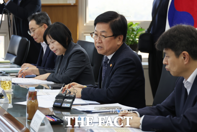 최교진 교육부장관은 3일 정부세종청사에서 평생교육 전문가 및 단체를 초청해 간담회를 열었다./교육부 제공