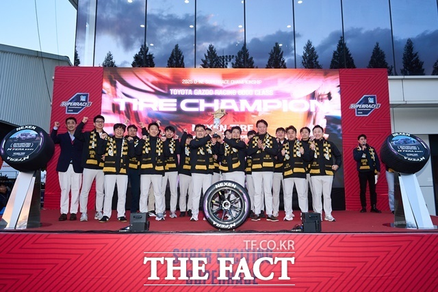 넥센타이어 오네 슈퍼레이스 토요타 6000 클래스 2025 타이어 제조사 챔피언 3연패 달성 시상식 기념사진. /넥센타이어