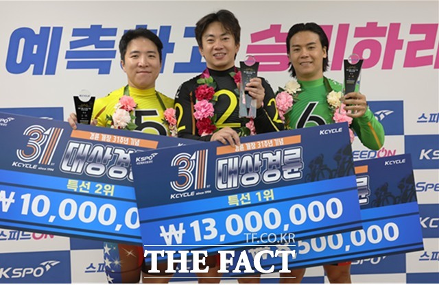 경륜개장 31주년 기념 특선급 입상 선수(왼쪽부터 2위 임채빈, 1위 정종진, 3위 공태민)./국민체육진흥공단