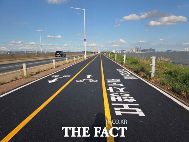 시화방조제 자전거도로 전경. /시흥시