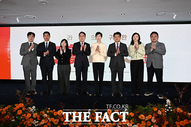 최의리 브랜드전략실장과 김용호 영업본부장, 윤아리 품질안전 부문장, 김기홍 CSO, 김정수 부회장, 김동찬 대표이사, 채혜영 삼양브랜드 부문장, 이병훈 연구소장(왼쪽부터).