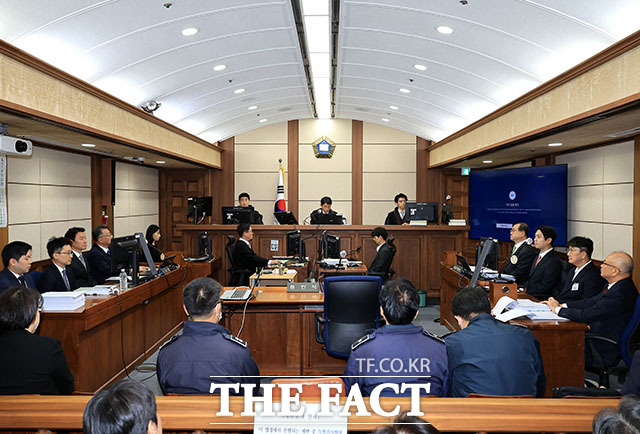 권성동 국민의힘 의원이 3일 서울 서초동 서울중앙지법에서 통일교로부터 불법 정치자금을 수수한 혐의 사건 1차 공판에 출석하고 있다. /사진공동취재단