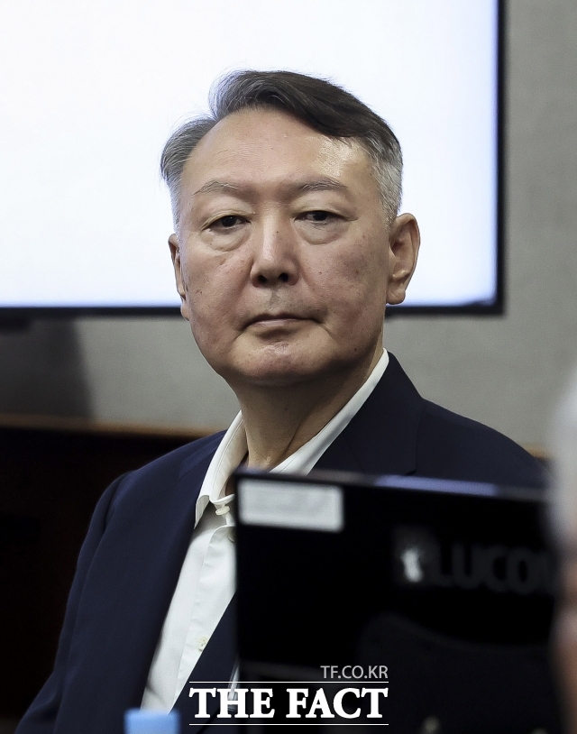  윤 전 대통령은 지난 7월 재구속 후 불출석 해오다가 넉 달 만에 법정에 모습을 드러낸 후 곽종근 전 사령관 증인 심문 공판에 연속 출석했다./사진공동취재단