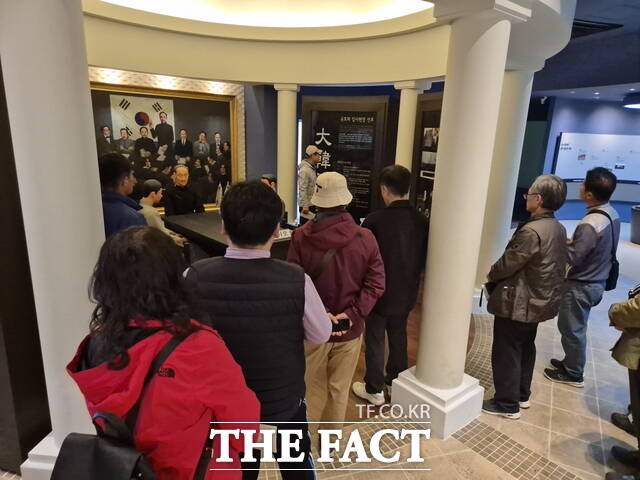 초·중등 교원을 대상으로 진행된 ‘역사트래킹 천안학개론’ 교원특수분야직무연수 참가자들이 유관순 열사기념관에서 지역 역사에 대한 설명을 듣고 있다. /천안교육지원청