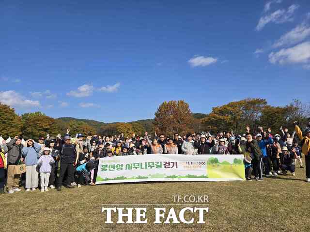 당진시는 1일 국가산림문화자산 몽산성 시무나무길 걷기 행사를 개최했다. /당진시