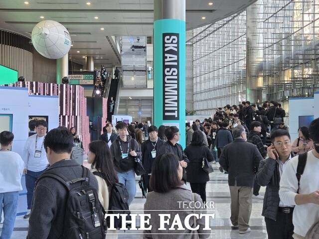 3일 서울 코엑스에서 열린 SK AI 서밋 2025 현장을 찾은 관람객들이 전시장 입구를 지나 주요 부스로 이동하고 있다. /삼성동=우지수 기자