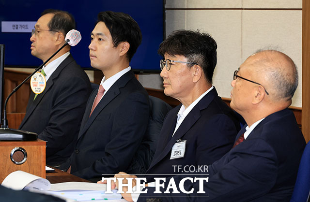 권성동 국민의힘 의원이 3일 서울 서초동 서울중앙지법에서 통일교로부터 불법 정치자금을 수수한 혐의 사건 1차 공판에 출석하고 있다. /사진공동취재단