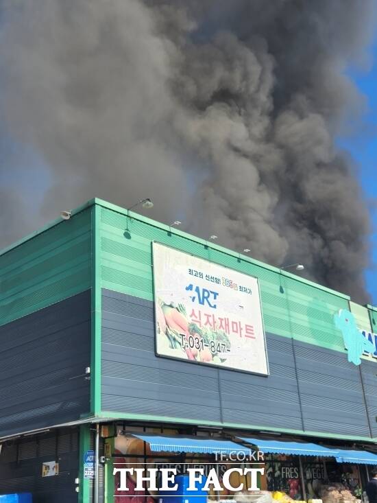3일 오전 10시 37분쯤 경기 양주시의 한 마트에서 화재가 발생, 다량의 검은 연기가 치솟고 있다. /경기북부소방재난본부