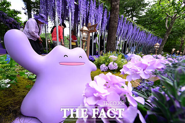 2025 서울국제정원박람회 개막 첫 날인 5월 22일 오후 서울 동작구 보라매공원에서 시민들이 포켓몬 메타몽 가든을 둘러보고 있다. /남윤호 기자