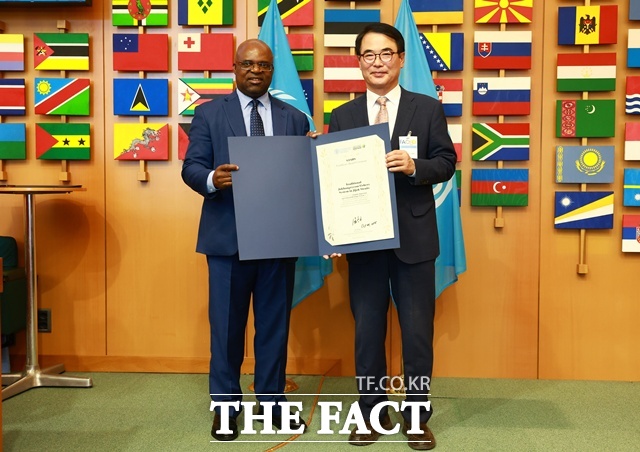 장충남 남해군수가 지난달 31일 이탈리아 로마 유엔식량농업기구(FAO) 본부에서 고드프리 마그웬지 FAO 부사무총장으로부터 세계중요농업유산(GIAHS) 인증서를 받았다. /남해군