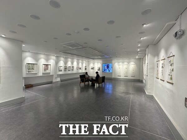 대전사회혁신센터 복도갤러리에서 열리는 스미고 번지다-글과 풍경의 감성展 전시 모습. /대전사회혁신센터