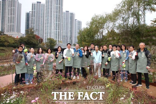 행복정원 안양 발대식 기념촬영 모습. /안양시