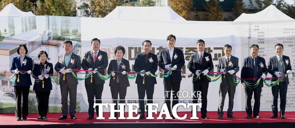 송인석 대전시의회 의원이 3일 의정활동 중 가장 심혈을 기울인 대전 천동중학교 신축 현장에서 오관영 동구의회 의장, 강정규 부의장을 비롯해 지역주민들이 참석한 가운데 기공식을 하고 있다. /의원실