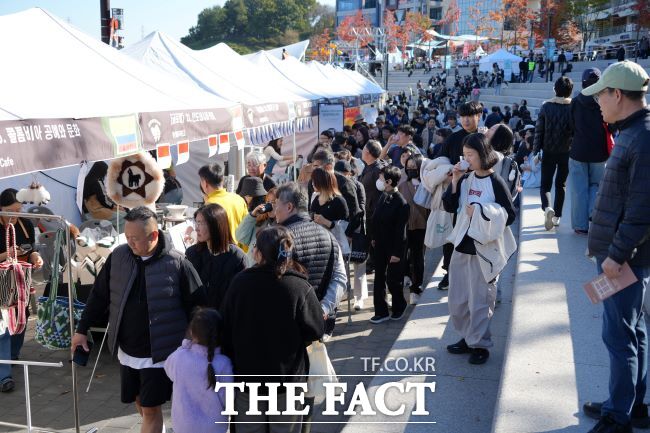커피콩 축제 방문객들 모습. /시흥시