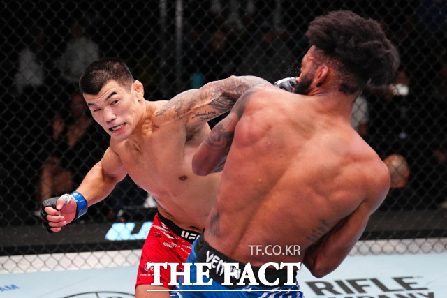 고석현(32)이 2일 미국 네바다주 라스베이거스 UFC 에이펙스에서 열린 ‘UFC 파이트 나이트: 가르시아 vs 오나마’ 언더카드 웰터급(77.1kg) 경기에서 ‘프레시 프린스’ 필 로(35·미국)에게 3라운드 종료 후 만장일치 판정승(30-26, 30-27, 30-27)을 기록했다. /UFC