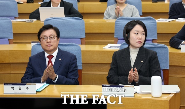 이소영(오른쪽) 국회 예산결산특별위원회 더불어민주당 간사와 박형수 국민의힘 간사가 3일 오후 서울 여의도 국회 의원회관에서 열린 2026년도 예산안 토론회에서 박수치고 있다. /뉴시스