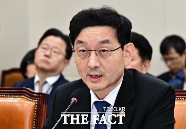 정부는 3일 윤창렬 국무조정실장 주재로 자살 예방 대책 관계부처 회의를 열고 부처별 대책 추진 현황 및 향후 추진계획을 점검했다. /배정한 기자