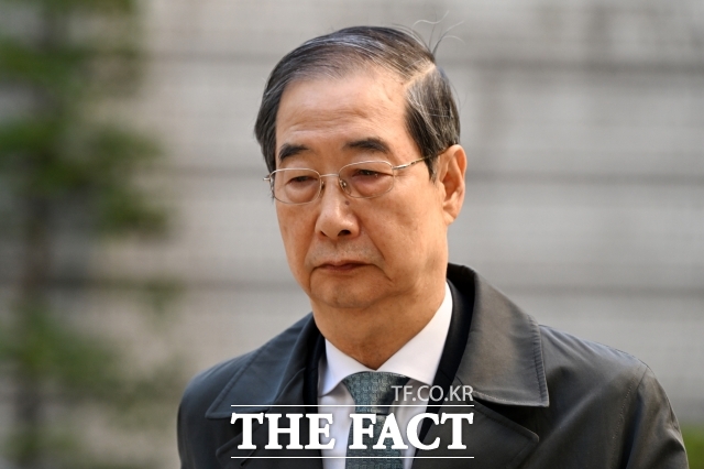 한덕수 전 국무총리가 27일 오전 서울 서초구 서울중앙지방법원에서 열린 내란 우두머리 방조 혐의 4차 공판에 출석하고 있다. /서예원 기자