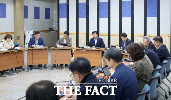 최충규 대덕구청장이 3일 구청 대회의실에서 열린 11월 확대간부회의에서 가을철 산불 등 화재 예방에 대한 사전점검 및 선제적 대비 태세 유지를 강조하고 있다. /대덕구