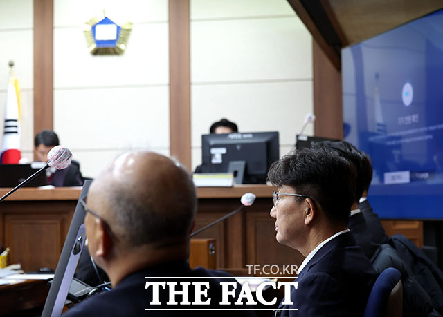 권성동 국민의힘 의원이 3일 서울 서초동 서울중앙지법에서 통일교로부터 불법 정치자금을 수수한 혐의 사건 1차 공판에 출석하고 있다. /사진공동취재단