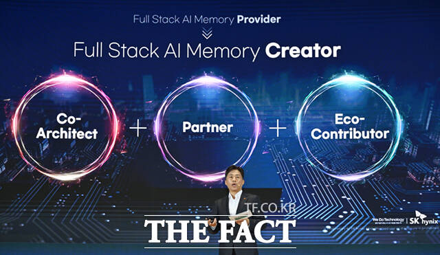 곽노정 SK하이닉스 최고경영자(CEO)가 3일 서울 강남구 코엑스에서 열린 SK AI 서밋 2025(SK AI Summit 2025) 키노트 세션에서 AI메모리를 주제로 기조연설 하고 있다. /이새롬 기자