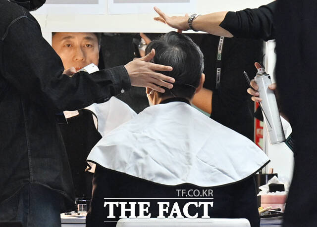 정재헌 SK텔레콤 신임 최고경영자(CEO)가 3일 서울 강남구 코엑스에서 열린 SK AI 서밋 2025(SK AI Summit 2025) 키노트 세션에 참석해 기조연설에 앞서 메이크업을 받고 있다. 이번 기조연설은 정 CEO가 SKT CEO로 취임 후 첫 일정이었다.