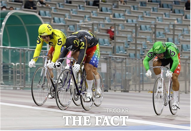2번(검정색) 정종진이 5번(노란색) 임채빈보다 먼저 결승선을 통과하고 있다./국민체육진흥공단