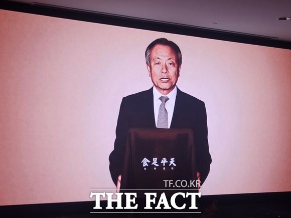 3일 오전 서울 중구 보코서울명동 호텔에서 삼양식품 신제품이자 우지로 만든 삼양 1963의 출시 간담회가 열렸다. 사진은 인공지능(AI) 영상으로 만든 삼양식품 창업주 고(故) 전중윤 창업주의 모습. /손원태 기자