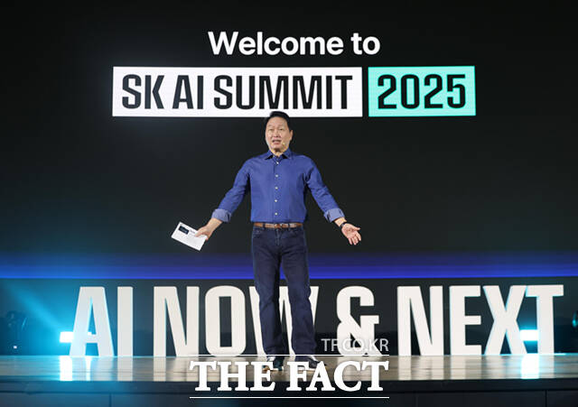 최태원 SK그룹 회장이 3일 서울 강남구 코엑스에서 열린 SK AI 서밋 2025(SK AI Summit 2025) 키노트 세션에서 AI Now & Next를 주제로 기조연설 하고 있다. /이새롬 기자