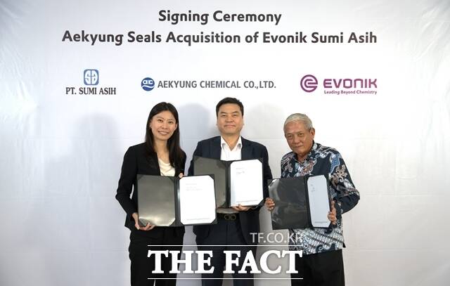 지난달 31일 베카시 티무르에 있는 에보닉(EVONIK) 인도네시아 공장 인수 체결식 후 표경원 애경케미칼 대표(가운데)가 기념촬영을 하고 있다. /애경케미칼