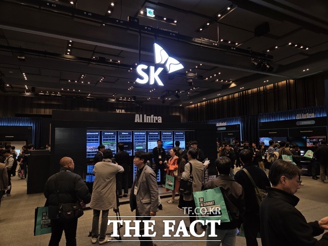 3일 서울 코엑스에서 열린 SK AI 서밋 2025에 마련된 SK텔레콤 AI 인프라 존을 찾은 참가자들이 전시된 데이터센터 관리 플랫폼을 살펴보고 있다. /삼성동=우지수 기자