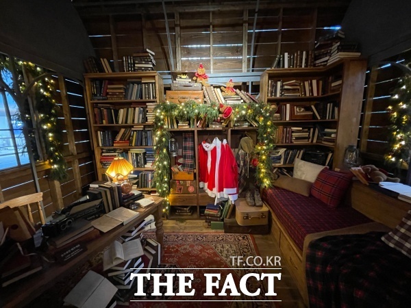 인증샷 명소인 더현대 서울 H빌리지가 올해 해리의 크리스마스 공방을 주제로 크리스마스 테마 연출을 선보이고 있다. 사진은 H빌리지 내부 전경. /문은혜 기자