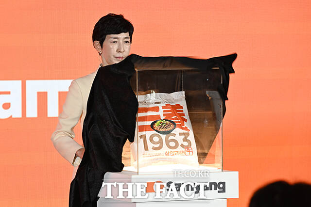 김정수 삼양 부회장이 3일 오전 서울 중구 보코 서울에서 열린 삼양 1963 출시 발표회에 참석해 삼양1963을 공개하고 있다. /서예원 기자
