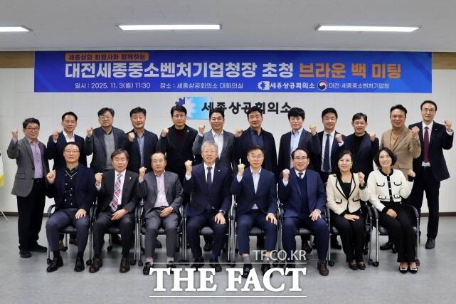 세종상공회의소가 3일 오전 회의실에서 대전세종중소벤처기업청장 초청 브라운 백 미팅을 열고 세종상의 회원사 대표 20여명과 함께 기념촬영을 하고 있다. /세종상의