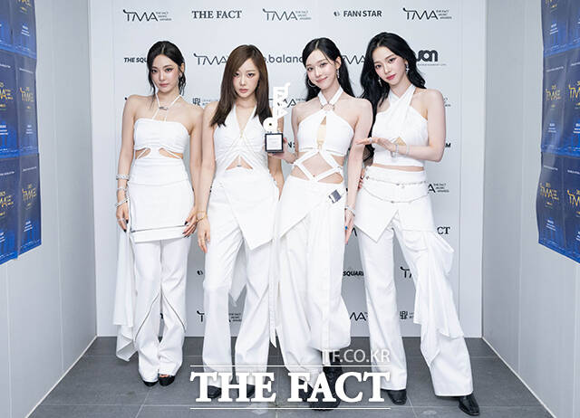 에스파가 2025 TMA에서 올해의 아티스트 수상 이후 <더팩트> 취재진과 만나 인터뷰를 진행하기 전 포즈를 취하고 있다. /박헌우 기자