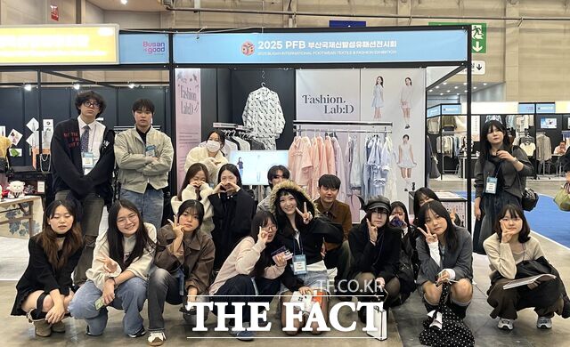 배재대 의류패션학과와 대전신일여고 학생들이 부산 벡스코에서 열린 2025 PFB 패패부산에 패션랩:D로 참가해 스쿨룩을 선보이고 있다. /배재대