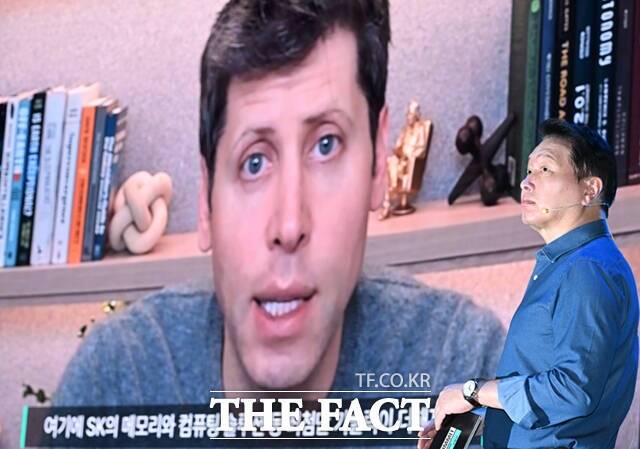 최태원 SK그룹 회장이 샘 올트먼 오픈AI CEO의 영상을 지켜보고 있다. /이새롬 기자