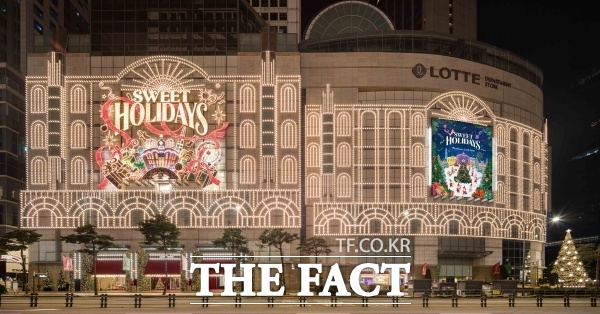 롯데백화점이 지난달 31일부터 명동 본점과 잠실점 외벽에 LED 조명을 활용한 크리스마스 파사드도 선보이고 있다. /롯데백화점