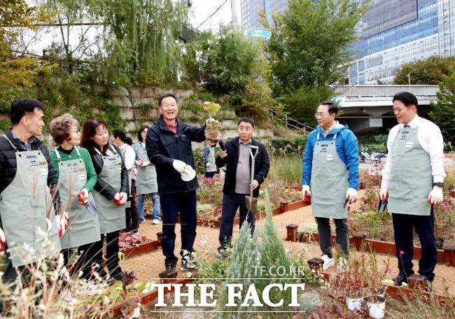 최대호 안양시장(오른쪽)이 행복정원 안양 발대식 후 정원꾸미 활동에 참여하고 있다. /안양시