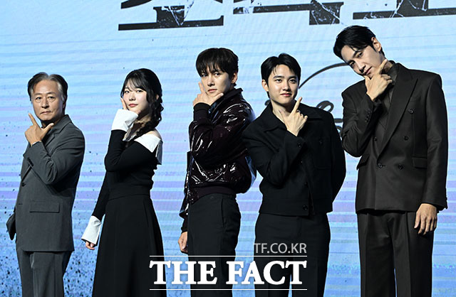 [더팩트ㅣ남용희 기자] 배우 김종수 조윤수 지창욱 도경수 이광수(왼쪽부터)가 3일 오전 서울 여의도 콘래드 서울 호텔에서 열린 디즈니+ 새 오리지널 시리즈 조각도시 제작발표회에 참석해 포즈를 취하고 있다.