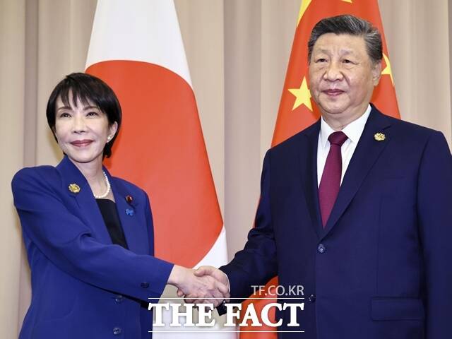 친 대만파 다카이치 사나에 일본 총리가 경주 아시아태평양경제협력체(APEC) 정상회의 기간 대만 측과 만났다. 이에 하나의 중국 원칙을 강조하는 중국이 강력히 반발하며 중일 관계가 긴장 상태에 놓였다. 시진은 지난달 31일 경주 APEC을 계기로 열린 중일 정상회담 전 악수하는 다카이치 총리와 시진핑 중국 국가주석. /AP.뉴시스