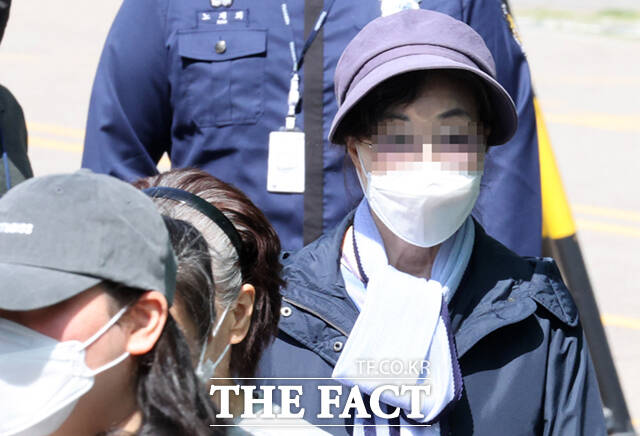 김건희 여사 연루 의혹을 수사하는 민중기 특별검사팀이 김 여사의 모친 최은순 씨와 오빠 김진우 씨를 불러 조사한다. 사진은 통장 잔고증명서 위조 혐의로 징역 1년을 선고받고 복역 중이던 최 씨가 형기 2개월을 남겨둔 지난해 5월 서울 송파구 서울동부구치소에서 가석방으로 풀려난 모습. /더팩트 DB