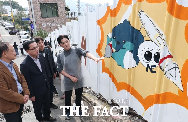 박희조 동구청장이 대동 하늘마을 벽화거리를 둘러보고 있는 모습. /대전 동구